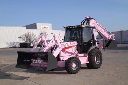 Retrocargadora (TLB) 580 de color rosa fabricada en la planta de Burlington, Iowa, para aumentar la sensibilidad frente al cncer de mama...