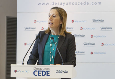 La ministra de Fomento, Ana Pastor, durante su intervencin en la conferencia de CEDE