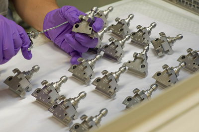 PPM, que tiene cuarenta fresadoras CNC y seis centros de torneado CNC Haas, est especializada en implantes de rodilla, cadera, codo...
