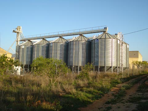 Instalacin de almacenaje con silos elevados