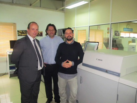 Fernando Sastre, Ivn Muoz y Miguel Aranda, junto al sistema Canon ImagePRESS C6010S