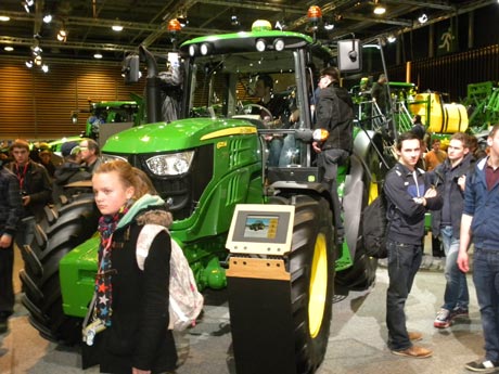 El nuevo tractor de la serie 6M fue uno de las grandes atracciones en el stand de John Deere
