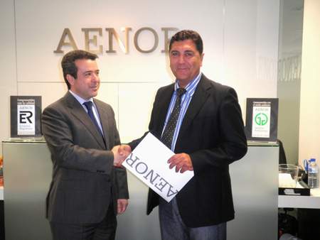 In the image, the director of Aenor in the Region of Murcia, ngel Luis Snchez Cern (to the left)...