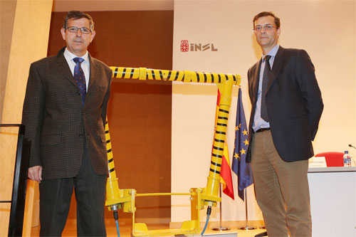 The professors Jos Ignacio Arana and Jos Ramn Alfaro (dcha.), they pose in front of the new arch of hygiene