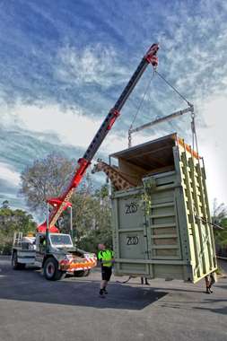 Gra AT-20 Pick and Carry de Terex transportando la jirafa