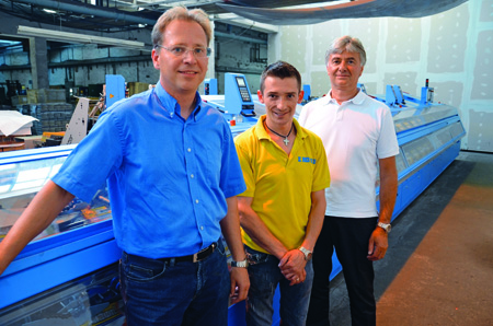 De izquierda a derecha: Erich Romano, gerente de P.V.S., Horge Ciprian, jefe de produccin de P.V.S...
