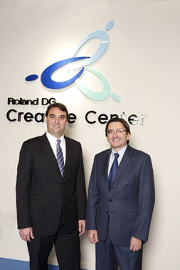 De izquierda a derecha: Carles Menescal, director general de Roland DG Iberia, y Jorge Calvo, director general de Roland DG EMEA...