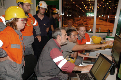 Pruebas durante la puesta a punto de la nueva lnea de fabricacin en las instalaciones de ArcelorMittal en Asturias. Foto: ArcelorMittal...