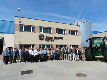 Foto de grupo con los responsables de John Deere Water y de su red de distribucin, a la entrada de la fbrica de Manzanares...