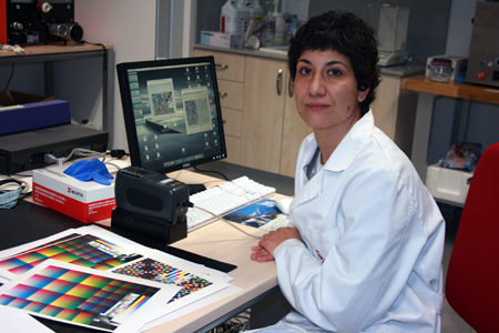 Elena Sanjun, responsable del laboratorio de ensayos de tintas para artes grficas de AIDO