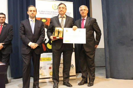 Entrega del premio a Miguel Burdeos, presidente de SPB