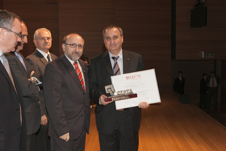 Miguel Muoz, responsable del Centro de Produccin de Clariant Tarragona, recogiendo el premio