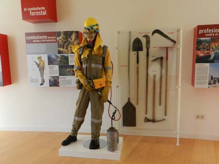 En una de las salas del 'Aula del Fuego' se puede ver parte del material que se emplea en la extincin de incendios