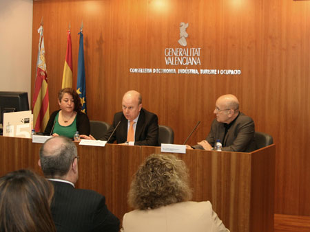 De izquierda a derecha, Pepa Casado, tcnico de ITC, el conseller Mximo Buch, y el presidente de Aidima, Vicent Martnez...