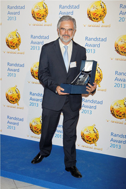 Gregorio Martn, HR Business Partner de Bayer HealthCare, recogiendo el premio