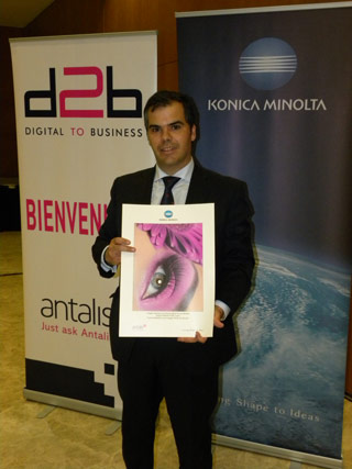 Gonzalo Chrcoles, Marketing Manager de Antalis Iberia, con el papel creativo Curious Metallics...