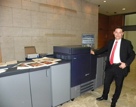 David Izquierdo, jefe de Producto de Production Printing Division de Konica Minolta, junto a la bizhub Press C8000...