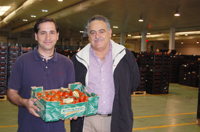 El delegado de la Fundacin en Almera, Francisco Salmern, ha recogido el producto en las instalaciones de Vegacaada...