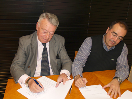 De izquierda a derecha: Jess Mara Urizar, presidente de Ipamark, y Javier Yoller, presidente de Afamour, firman el acuerdo...