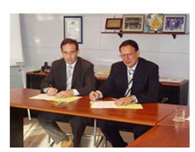 Firma del convenio a cargo de Xavier Lpez, Director General de la Fundacin Ascamm, y de Jordi Edo, Director General de Hexagon Metrology, S.A...