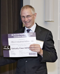 Dietmar Dengler, director qumico en DELO, con el Radtech Award certificate