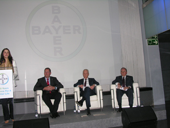 Bienvenida de la directora de Comunicacin de Bayer Iberia, Carlota Gmez, en presencia de (izda. a dcha...