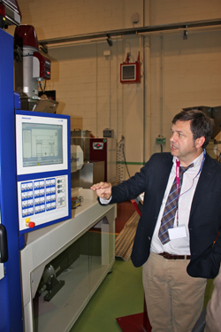 Personnel of the north delegation shows the operation of the control of the inyectora hybrid servo hydraulics