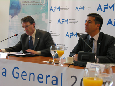 Jos Ignacio Torrecilla (izda.) y Xabier Ortueta, durante la presentacin de los datos de 2012