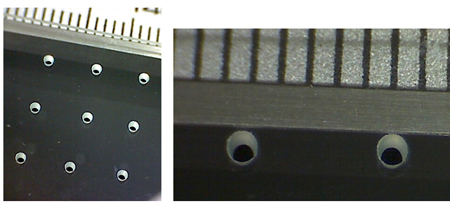 Vidrio borosilicato de espesor 1,09 mm con un array de taladros a la entrada de 1mm de dimetro. Derecha: Detalle ampliado de los taladros...