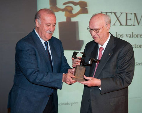 Librado Loriente (izq.), recibiendo el premio de manos del presidente de honor de la Fundacin Txema Elorza, Vicente del Bosque...