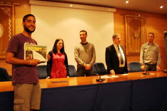 Daniel Cuesta, ganador del concurso de paisajismo, durante el acto de entrega del diploma
