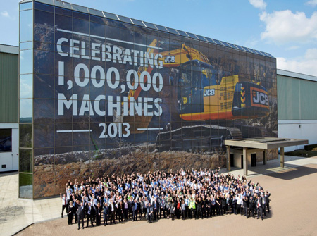 Empleados de JCB celebrando la fabricacin de la mquina un milln