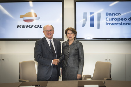De izquierda a derecha: Antonio Brufau, presidente de Repsol, y Magdalena lvarez, vicepresidenta del Banco Europeo de Inversiones...