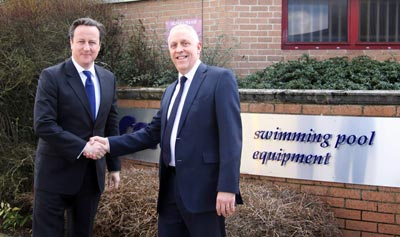 David Cameron, primer ministro britnico, junto con el director de Certikin, Neil Murray