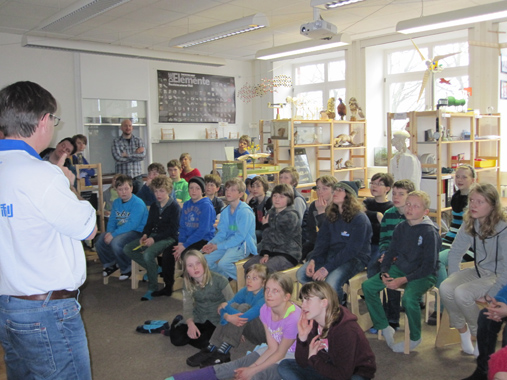 El equipo de Yingli solar, ensea a los alumnos de la escuela alemana de Flesnsburg como ayudar a los nios de frica