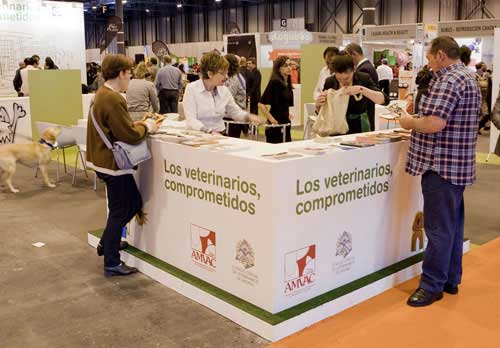 El stand de 'Los veterinarios comprometidos' recibi numerosas visitas de los propietarios de mascotas que acudieron a la feria...