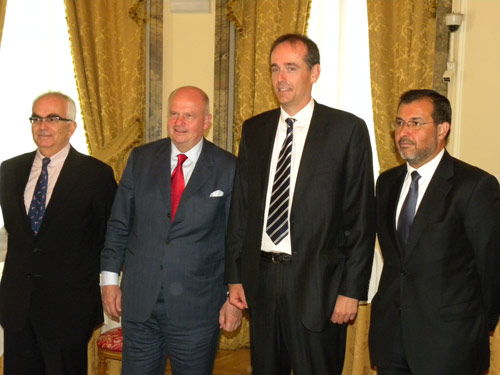El presidente de Agco, Martin Richenhangen (segundo por la izq.), junto a Andr Carioba (izq...