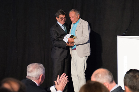 Hctor Colonques, presidente de Porcelanosa entrega el premio honorfico a Richard Rogers