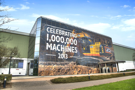 Para celebrar la fabricacin de la mquina JCB un milln se ha vestido la fachada de la sede mundial de la compaa en Rocester con una imagen...