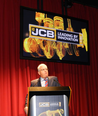Mick Mohan, director de Ingeniera de JCB, durante la presentacin de los nuevos productos en el JCB Theatre