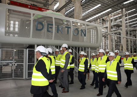 Durante su visita, El Prncipe de Asturias supervis las instalaciones acompaado de personal de Dekton