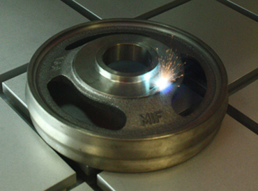 El lser L-Box marca metales de todos los tipos (incluyendo acero, aluminio, acero inoxidable y titanio), compuestos...