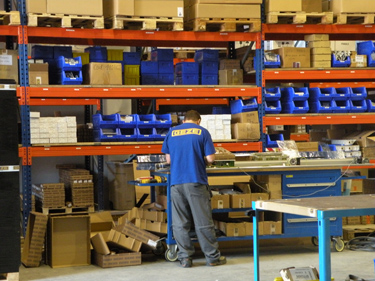 Un trabajador del almacn de la fbrica de Sant Boi de GEZE Iberia realiza sus operaciones en la nave de gran capacidad de almacenaje y logstica...
