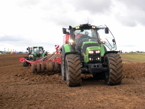 Tractores y aperos fueron de la mano para mostrar al profesional todo lo que ofrece la tecnologa aplicada a la agricultura...