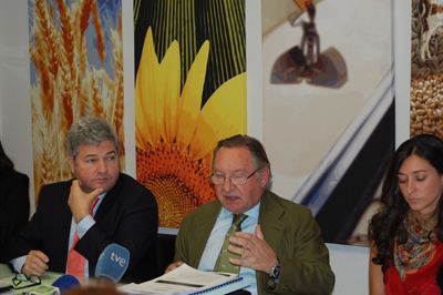 El presidente de Asemac, Felipe Ruano, y el director general de la Industria Alimentaria del Ministerio de Agricultura, Alimentacin y Medio Ambiente...