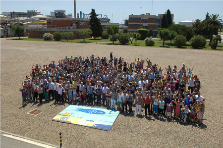 Foto de grupo con los asistentes a la jornada de puertas abiertas de Bayer MaterialScience