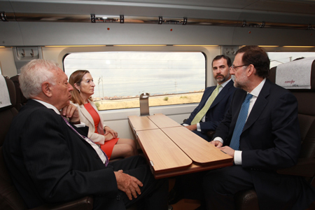 El Prncipe de Asturias, junto con el presidente del Gobierno, Mariano Rajoy, la ministra de Fomento, Ana Pastor...