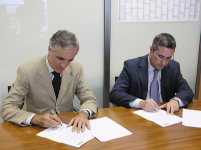 En la imagen, Francisco Javier Sierra, presidente del Stadium Casablanca, y Javier Sanz, director general de Mann+Hummel Ibrica...
