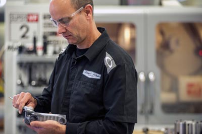 Mecnico de Haas CNC Racing reparando piezas del coche