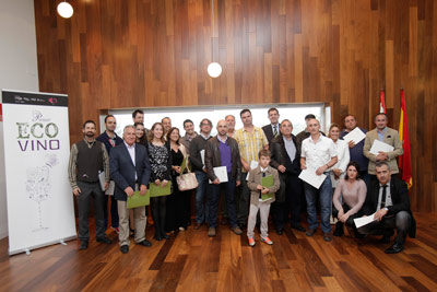 La imagen muestra a los galardonados en el momento de entrega de los Premios Ecovino